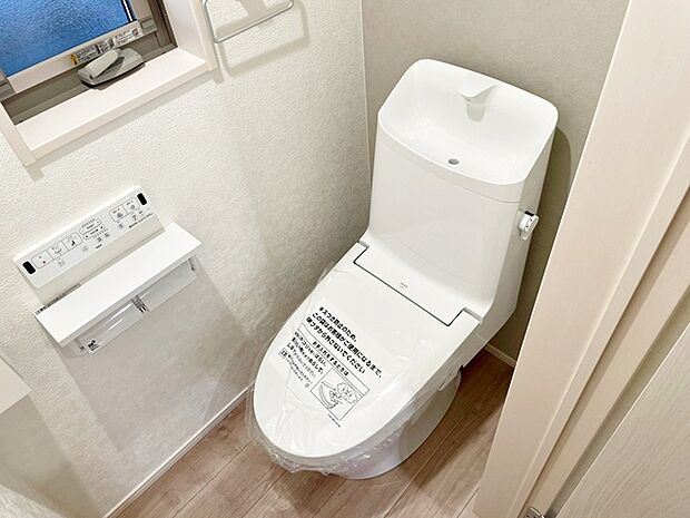 【1階トイレ】 各フロア1カ所ずつシャワー機能付トイレを設置しており、忙しい朝の混雑も解消！ 