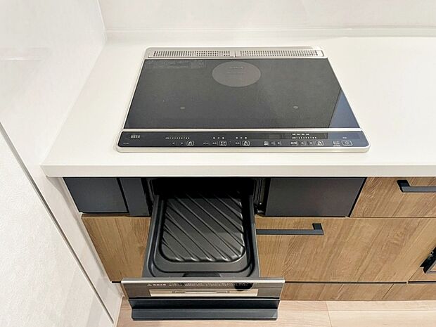 【ＩＨクッキングヒーター】火を使わず安全性の高いＩＨクッキングヒーター。お手入れも楽々。お子様や高齢者の居るご家庭に嬉しい設備 