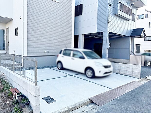 駐車スペースは2台分を確保!並列駐車が可能で車の出し入れもしやすく、運転の苦手な方にも安心です