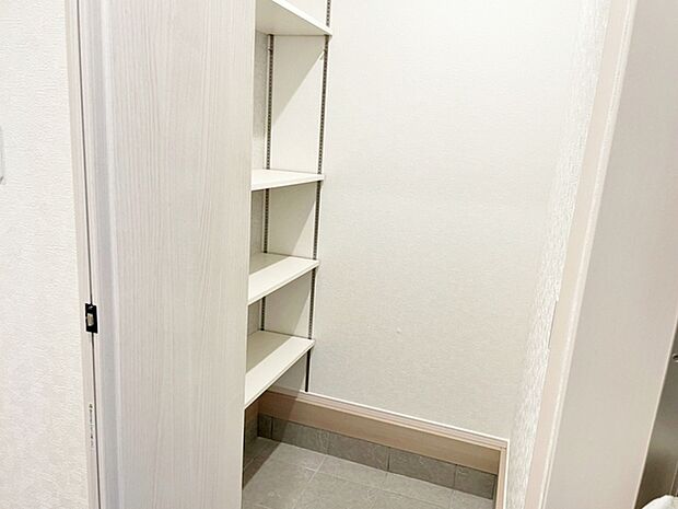 【ＳＣＬ】 玄関の大型シューズクローゼット。収納する物に合わせて変えられる可変棚 