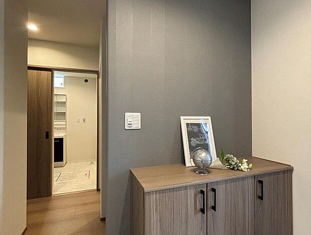 明るく開放的なひろ〜い玄関。収納も豊富で、お家の「顔」をいつもキレイにしておけます。 