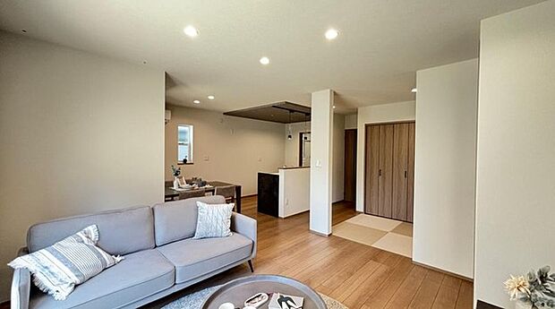 大きな窓のあるリビングは、陽光あふれる明るい空間です。居心地良く、ご家族皆がゆったり寛げる憩いの空間となりそうです