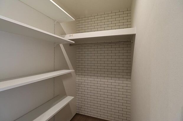 ハンガーにかけた洋服、帽子やバッグ他収納した物を見渡すことができ整理整頓がしやすい！ 