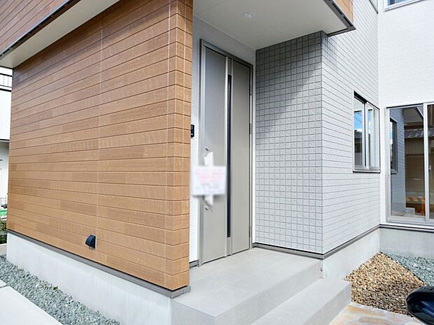 雨の日の出入りも濡れにくい玄関ポーチ