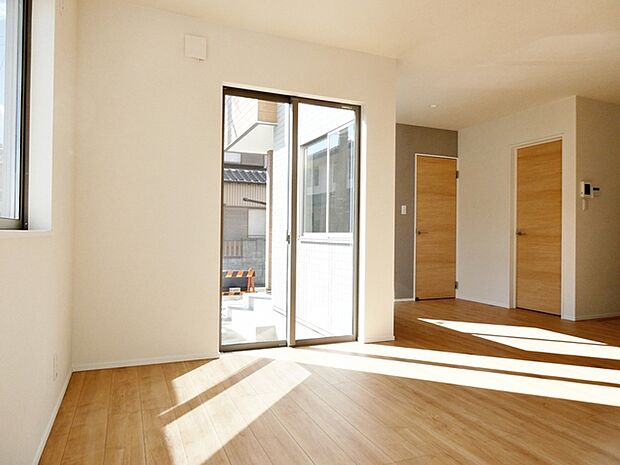 【リビング17.4帖】 大きな窓から柔らかな光が降り注ぎ、明るさが室内の奥まで行き渡ります。