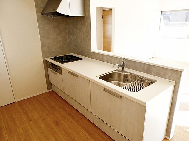 【キッチン】 小さなお子様にも目が届く、使い勝手の良い対面キッチンで楽しくお料理ができます!