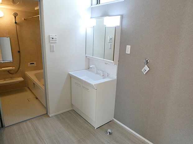 【洗面所】 洗面台の三面鏡の裏には収納があるので、見られたくないものの収納に便利 