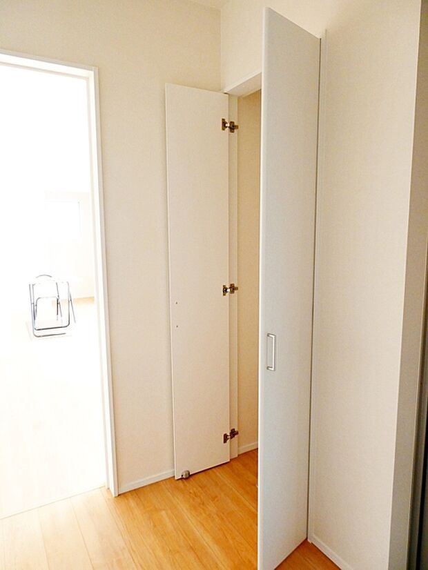 1階ホールには収納スペースを設けております!洗剤等の日用品のストックや掃除用品の収納など、様々な面にご活用していただけます!