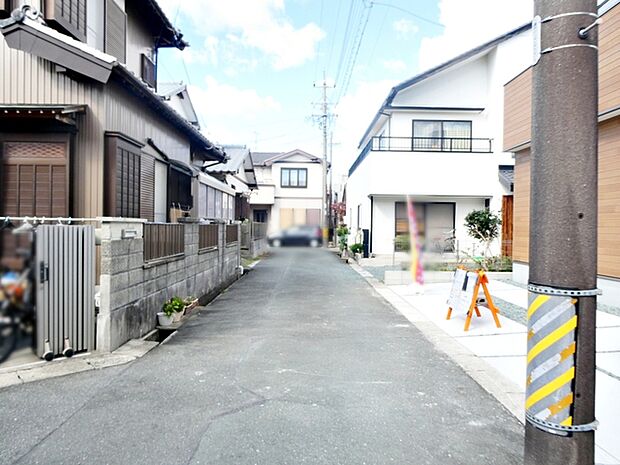 前面道路:西側約4m幅。前面道路は車通り少ないのでお子様も安心して暮らせる環境です