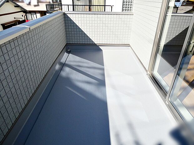 洗濯物や布団干しスペースを広々と確保。