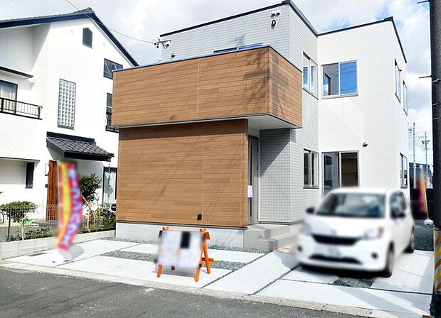 コンクリート駐車場で見た目もオシャレ。車体やタイヤに負担がなく駐車可能です。