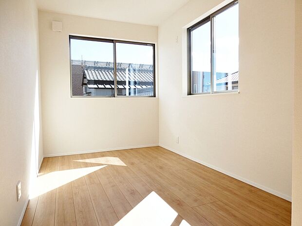 【洋室6.1帖】 2面採光で、晴れの日の日中はいつも明るい室内に。窓を開放すれば気持ちの良い風が入ります。