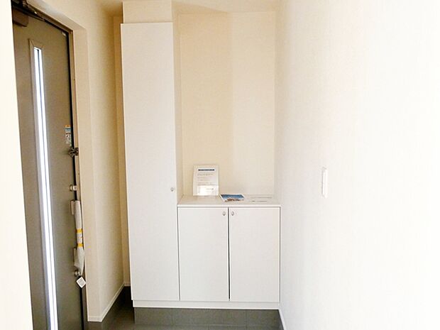 【SCL】 シューズクローゼットは飾り棚付きでお花や絵画、雑貨などをディスプレイして素敵なエントランスの演出が可能 