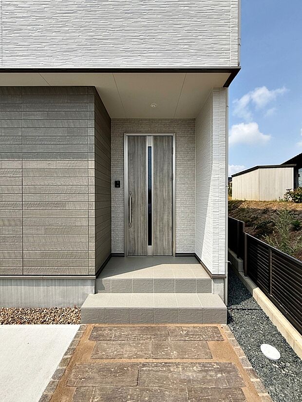 雨の日の出入りも濡れにくい玄関ポーチ 