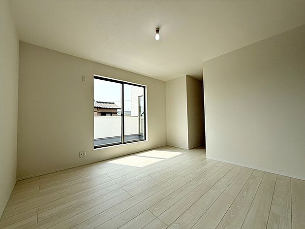 【洋室9.2帖】 南向きならではの恵まれた採光・通風。明るいお部屋は開放感がありますね。 