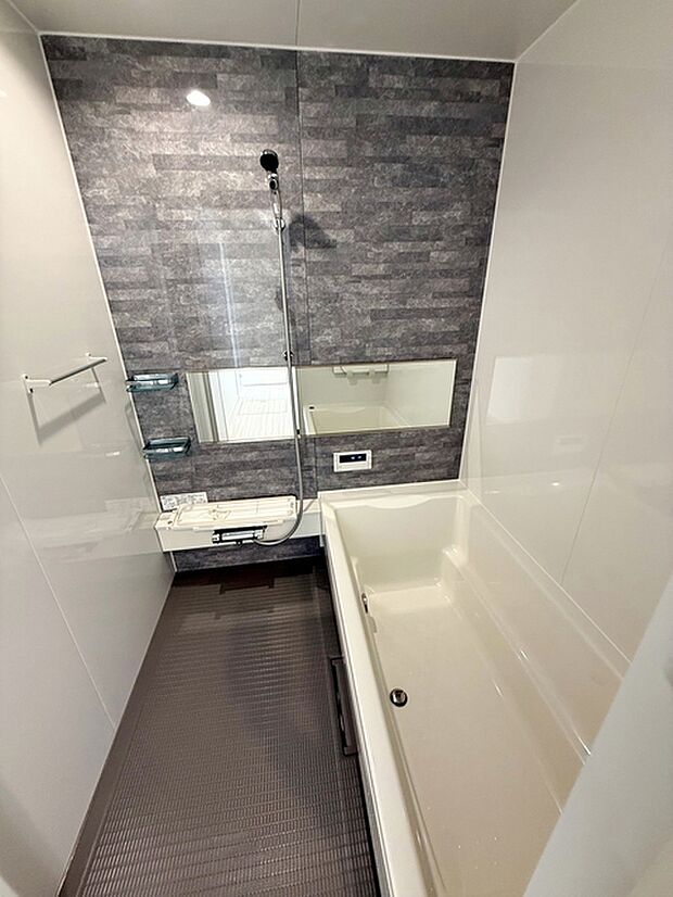 【浴室】 ゆったり入れる浴槽、一日の疲れを癒してくれるくつろぎのバスタイムを… 