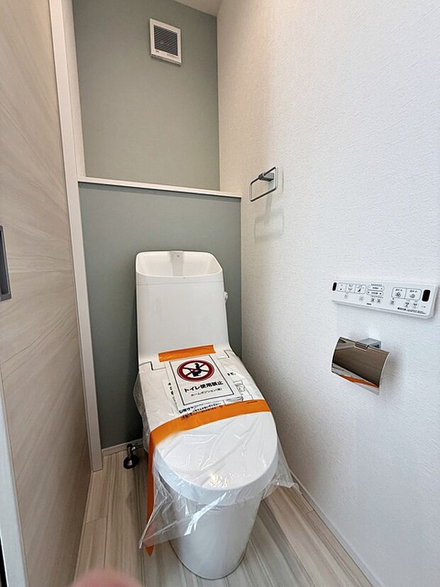 【トイレ】 各フロア1カ所ずつシャワー機能付トイレを設置しており、忙しい朝の混雑も解消！ 