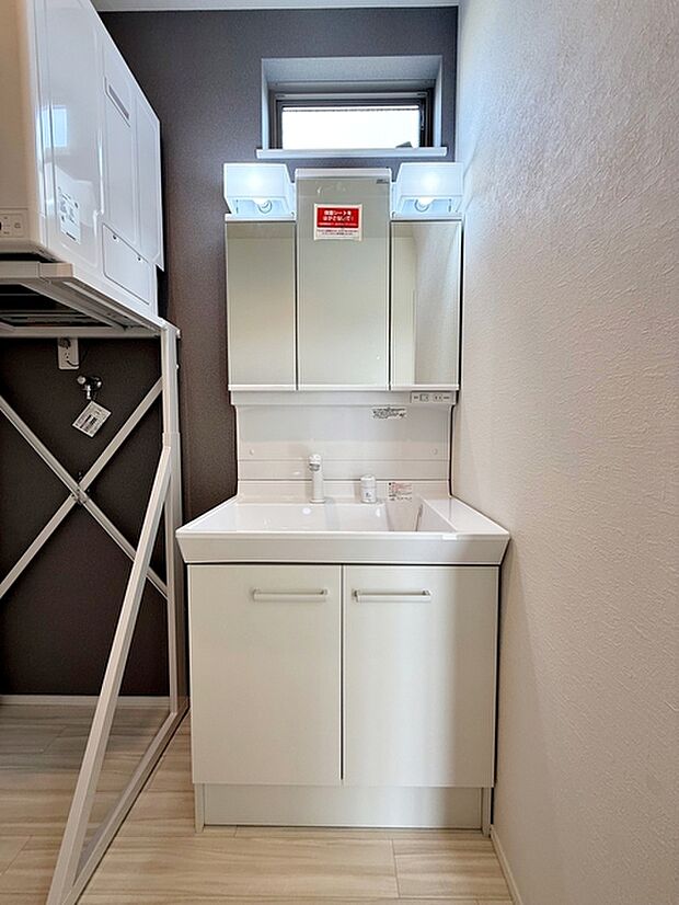 【洗面台】 洗面台の三面鏡の裏には収納があるので、見られたくないものの収納に便利 