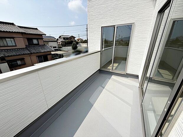 【バルコニー】 2部屋からアクセスできるバルコニー。家族分の洗濯物もたっぷり干せます。日当たりも良好です！ 