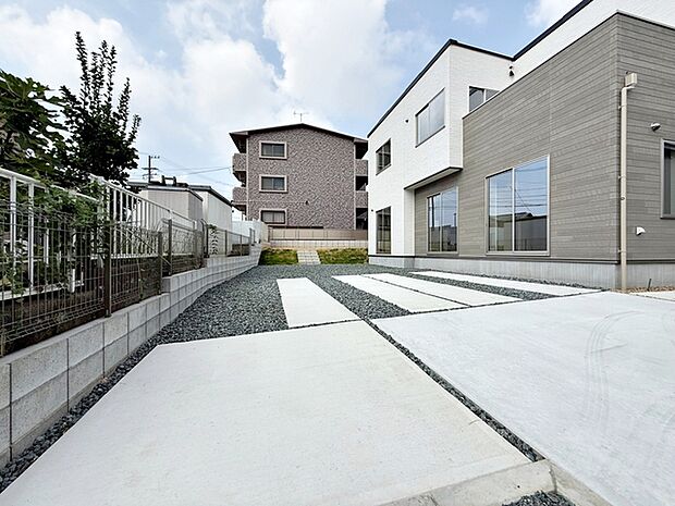 4台駐車可能なゆとりあるカースペース。