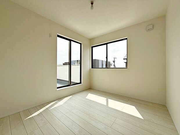 【洋室5.3帖】 バルコニーに続く大きな窓があり、洗濯物やお布団などをそのまま部屋に取り込むことができます。