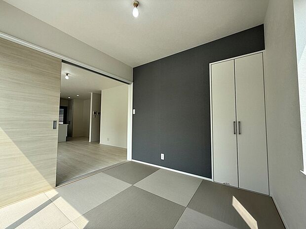 【和室4.5帖】 リビングと続き間の和室は落ち着きますね！ゆったりとした時間を過ごせます。 