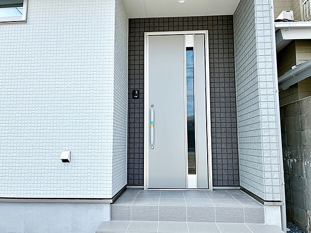 庇が広く、雨にも濡れにくい玄関ポーチ