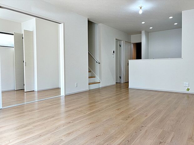 【リビング17帖】 自室に向かうお子さんの様子を伺うこともでるリビング階段。親御さんにとって嬉しいつくりですね!