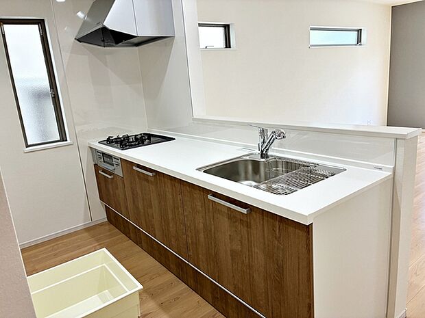 【キッチン】 小さなお子様にも目が届く、使い勝手の良い対面キッチンで楽しくお料理ができます!