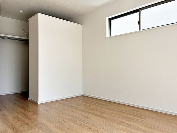 【洋室7帖】 主寝室には衣類収納やタンスを置く事もできるWIC付き!室内を広々と使えますね。