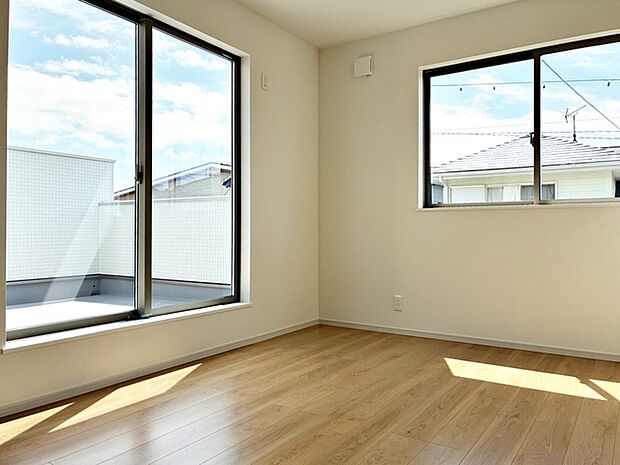 【洋室6.8帖】 お子様の一人部屋に最適な居室です。クローゼット付きで自然とお片付けできる環境に！ 