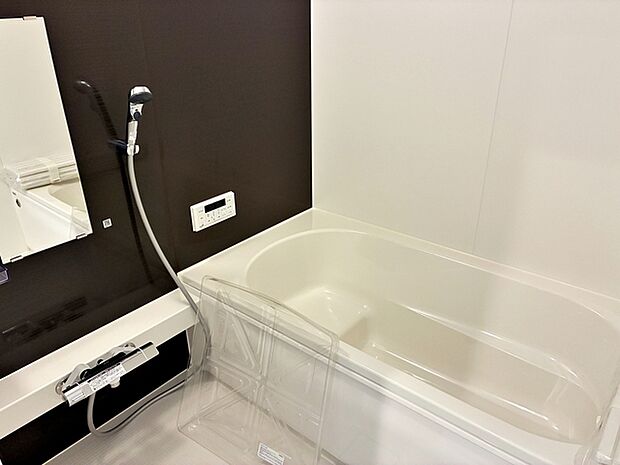 【浴室】 防水性や保温性に優れたシステムバスルーム!洗い場と脱衣所の段差が少なくバリアフリー