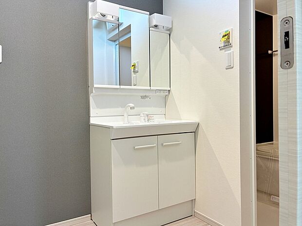 【洗面台】 洗面台の三面鏡の裏には収納があるので、見られたくないものの収納に便利 