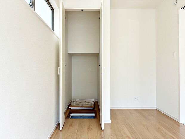 【1階洋室収納】 各居室に収納を設けました！たっぷり収納できます。お部屋を最大限広くご活用いただけます。  