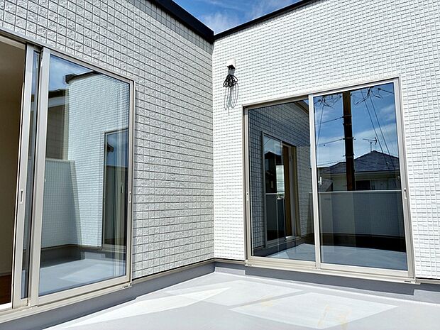 2部屋からアクセスできるバルコニー。家族分の洗濯物もたっぷり干せます。日当たりも良好です！ 