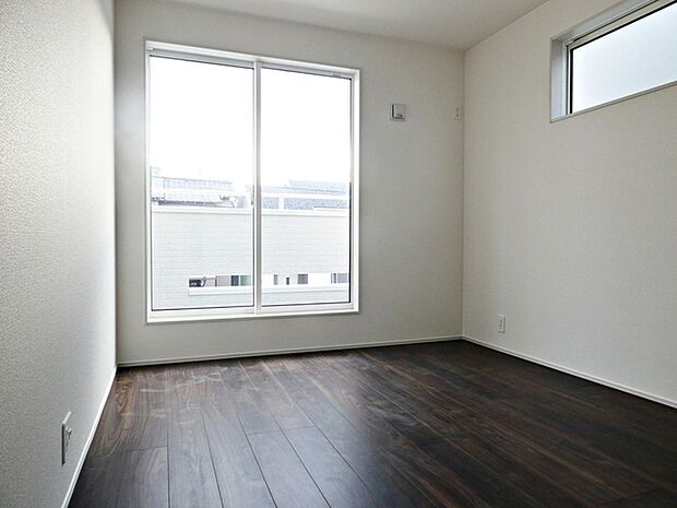 【南側洋室5.25帖】 2面採光で、晴れの日の日中はいつも明るい室内に。窓を開放すれば気持ちの良い風が入ります。  