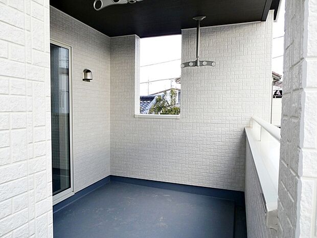 【バルコニー】 2部屋から出入り可能な陽当りの良い広々ワイドバルコニー！    