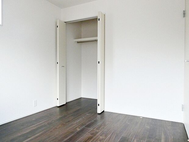 【北側洋室5.25帖】 クローゼットを完備し、収納スペースも十分です。 