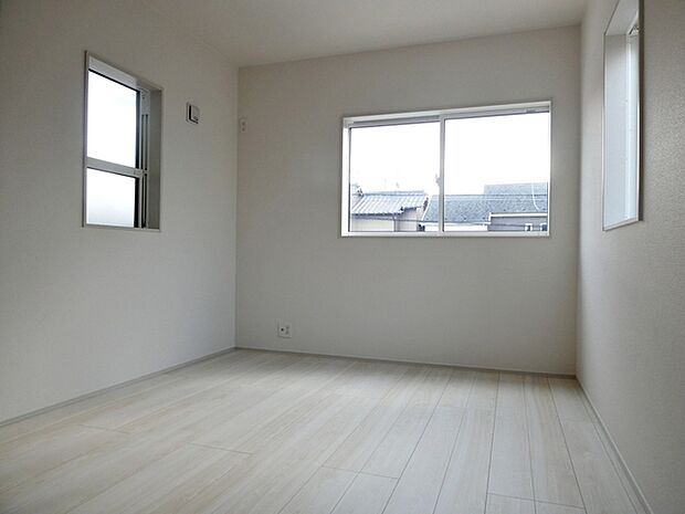 【洋室5.25帖】 腰窓で机や家具の配置がしやすい洋室5.25帖。子供部屋や書斎にもオススメです!