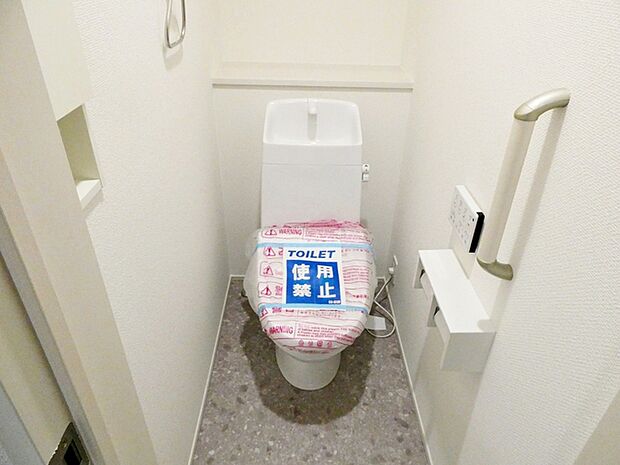 【トイレ】 お手洗いは1階にも2階にもございます。混雑する時間帯も、2か所あると助かります。うれしい温水洗浄便座です。  