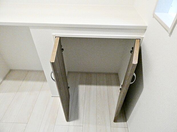 パントリーには扉付き収納もあります。 