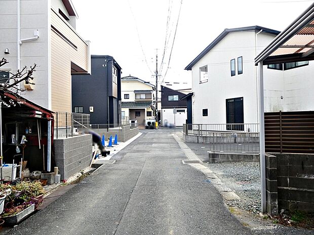 前面道路:南側約4.5m幅、車通り少ないのでお子様も安心して暮らせる環境です