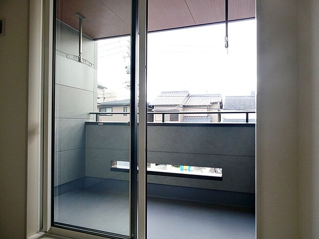 【インナーバルコニー】 突然の雨でも安心、いま人気のインナーバルコニー。共働きには安心です。  