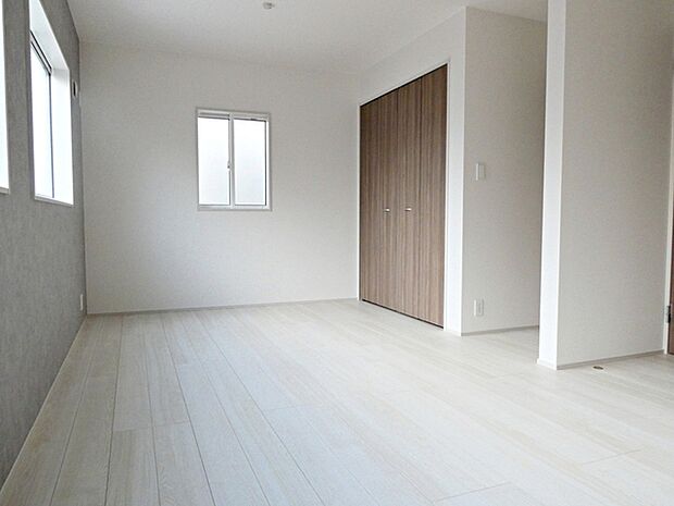 【洋室9帖】 お子様の成長に合わせて壁で仕切ることのできる間取となっています！ 