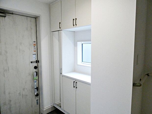 【SCL】 中央の飾り棚には季節の小物を飾ったり、暮らしに楽しさをプラスできるSCL 