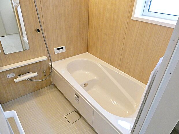 【浴室】 ゆったり入れる浴槽、一日の疲れを癒してくれるくつろぎのバスタイムを…