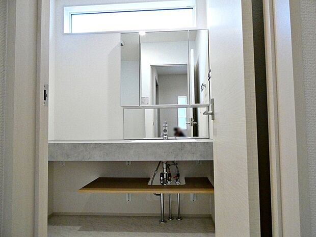 【洗面台】 カウンターを広めにとり、すっきりとシックな印象の洗面台