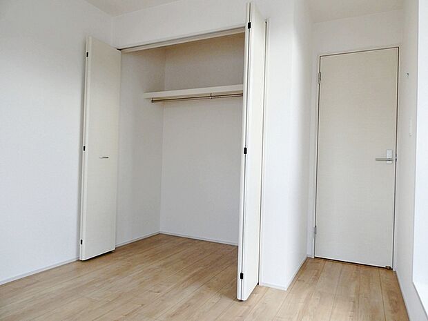 【洋室4.5帖クローゼット】 ハンガーパイプ付きで、普段使いの衣類を出し入れしやすいクローゼットです 