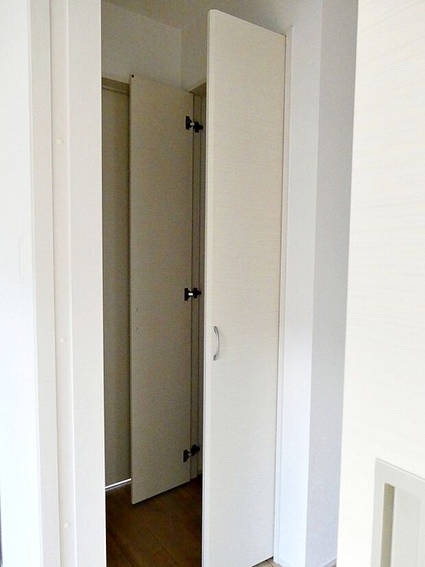 【2階ホール収納】 2階ホールのクローゼットには、掃除機も収納も可能です。