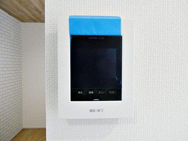 留守中の来訪者画像を自動で録画・保存できる録画機能を内蔵。防犯性に優れた安心のシステム。スッキリとしたデザインで、誰でも簡単に操作していだけます。